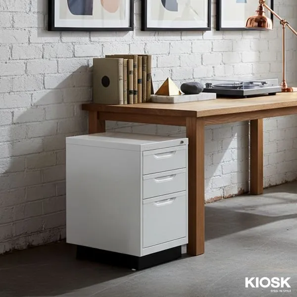 အံဆွဲ (၃)ခုနှင့်တိုင်ခုံ။