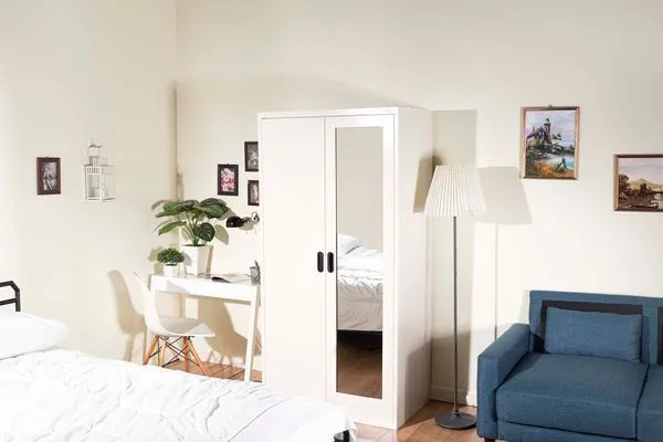 Lemari Pakaian dengan Handle Pintu 